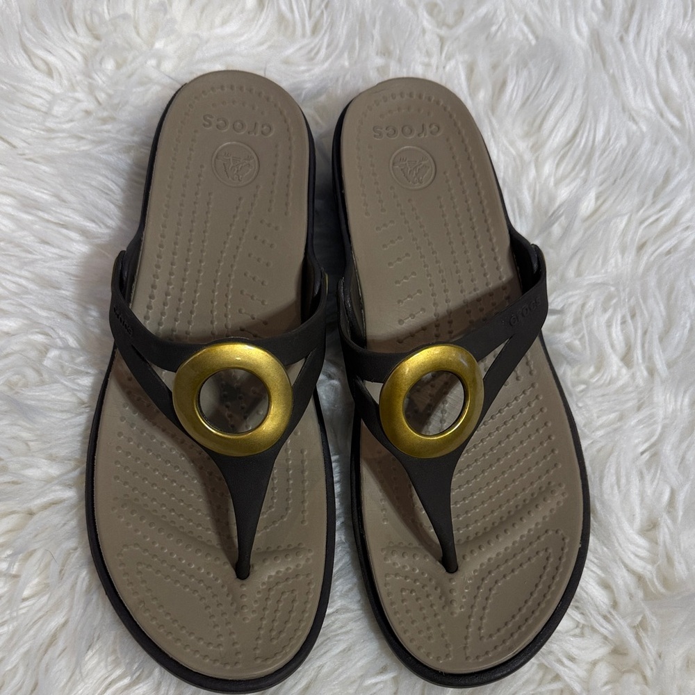 CROCS Women’s Brown and Gold Thong Sandals - Picture 8 of 8